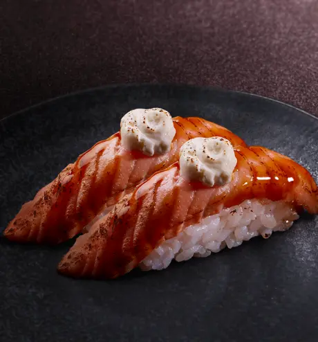 Sushi saumon cheese flambé